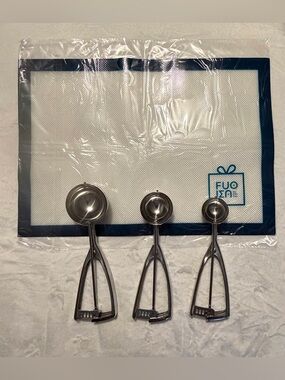 Stainless Steel Ice Cream Scoop Set with Silicone Mat